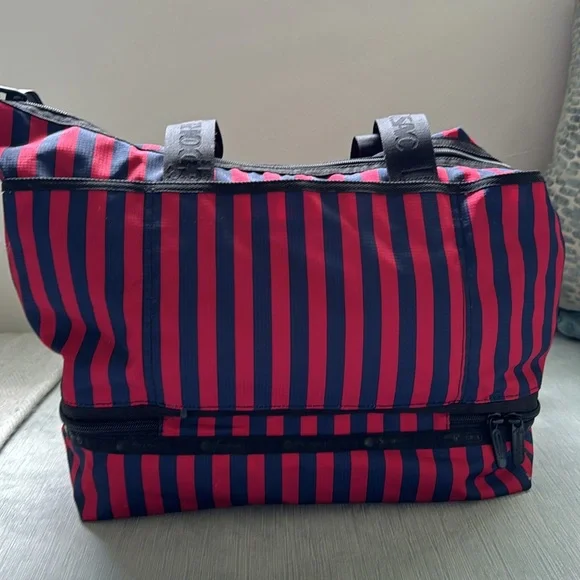 LeSportsac Stripes Duffel NEW - Picture 5 of 7